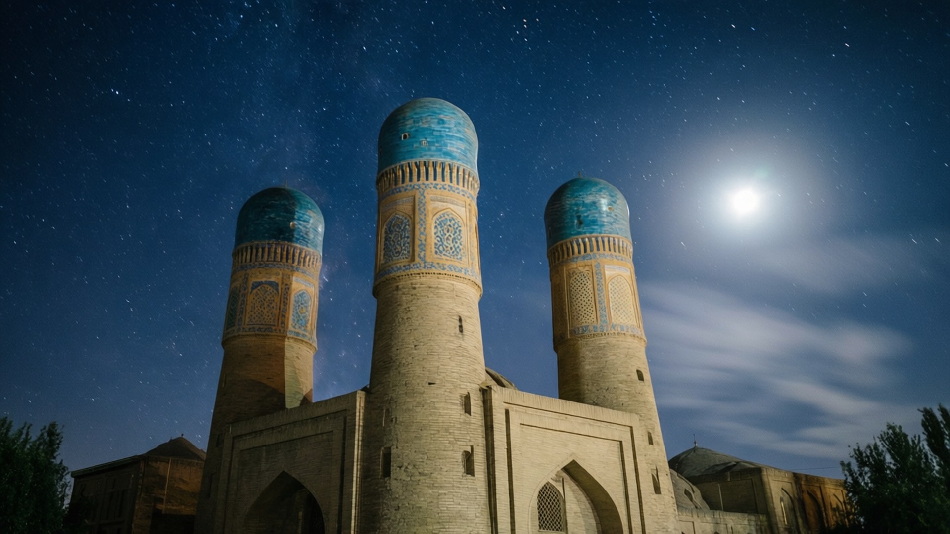 Bukhara Char Minar Night 壁紙 — 三座雄偉的宣禮塔，帶有藍色瓷磚圓頂，在明亮的滿月照耀下的星空夜空中升起。