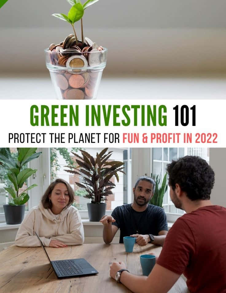 Green Finance 桌布 壁紙 — 三個人圍著木桌討論綠色投資，上面玻璃罐中的硬幣長出植物。