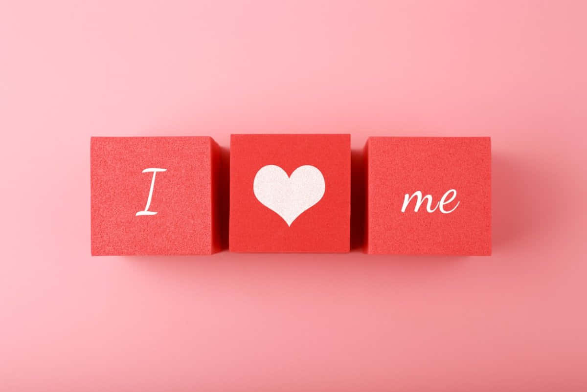 三個紅色立方體，上面有白色文字拼出「I heart me」，背景為粉紅色。 — 粉紅色心形動圖 壁紙