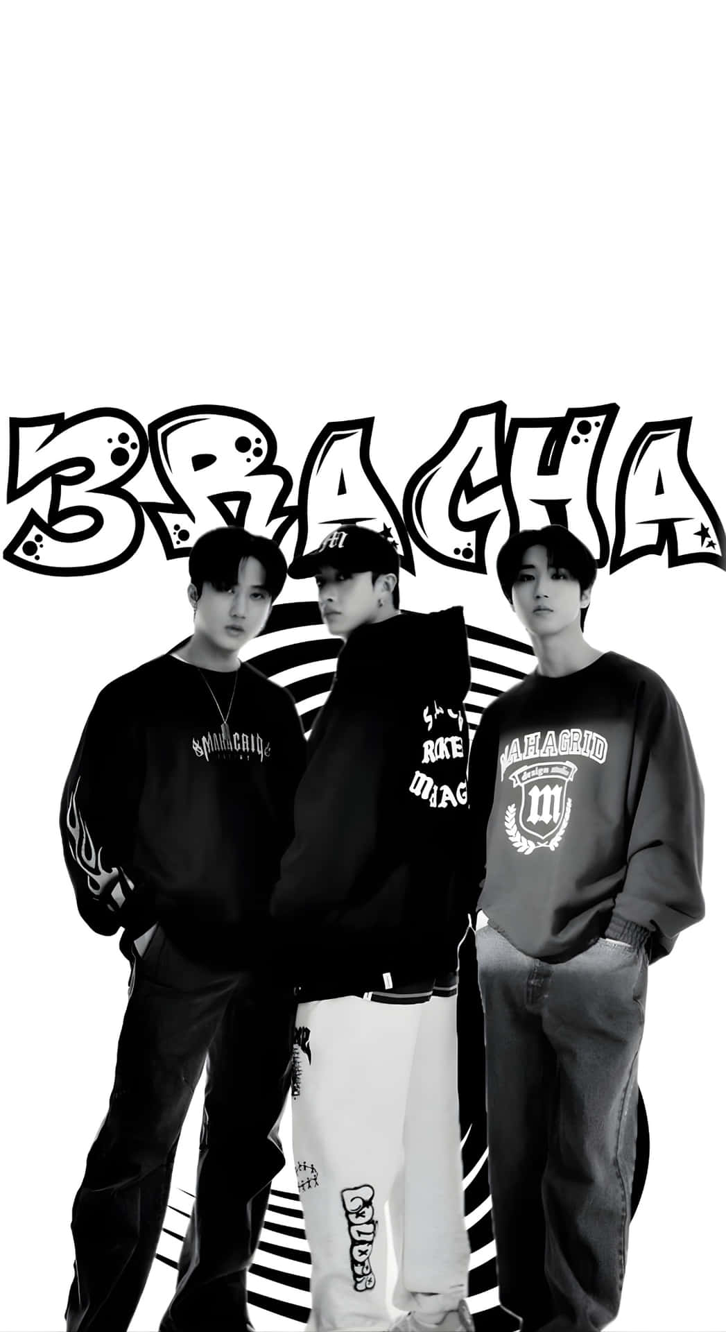  壁紙 — 三位身穿黑色街頭服的年輕男子自信地站在大膽塗鴉風格 'BRACHA' 標誌下，背景為純白色。