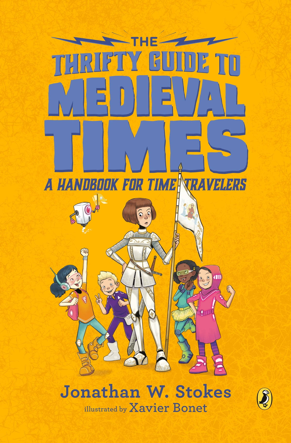 孩子們和一位騎士在名為《The Thrifty Guide to Medieval Times》的黃色書封面上愉快地擺姿勢。