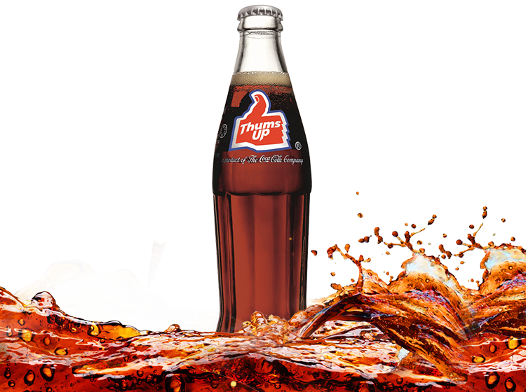 Thums Up冷飲飛濺效果 壁紙 — 一瓶 Thums Up 汽水瓶高高矗立，深琥珀色液體在其底部周圍動態飛濺。