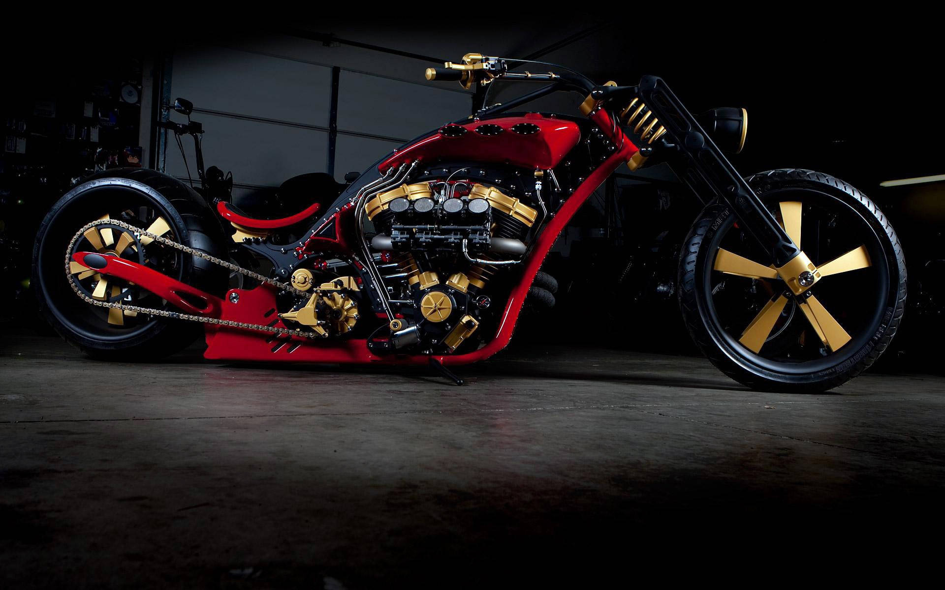 昏暗車庫中的訂製紅金色chopper電單車。