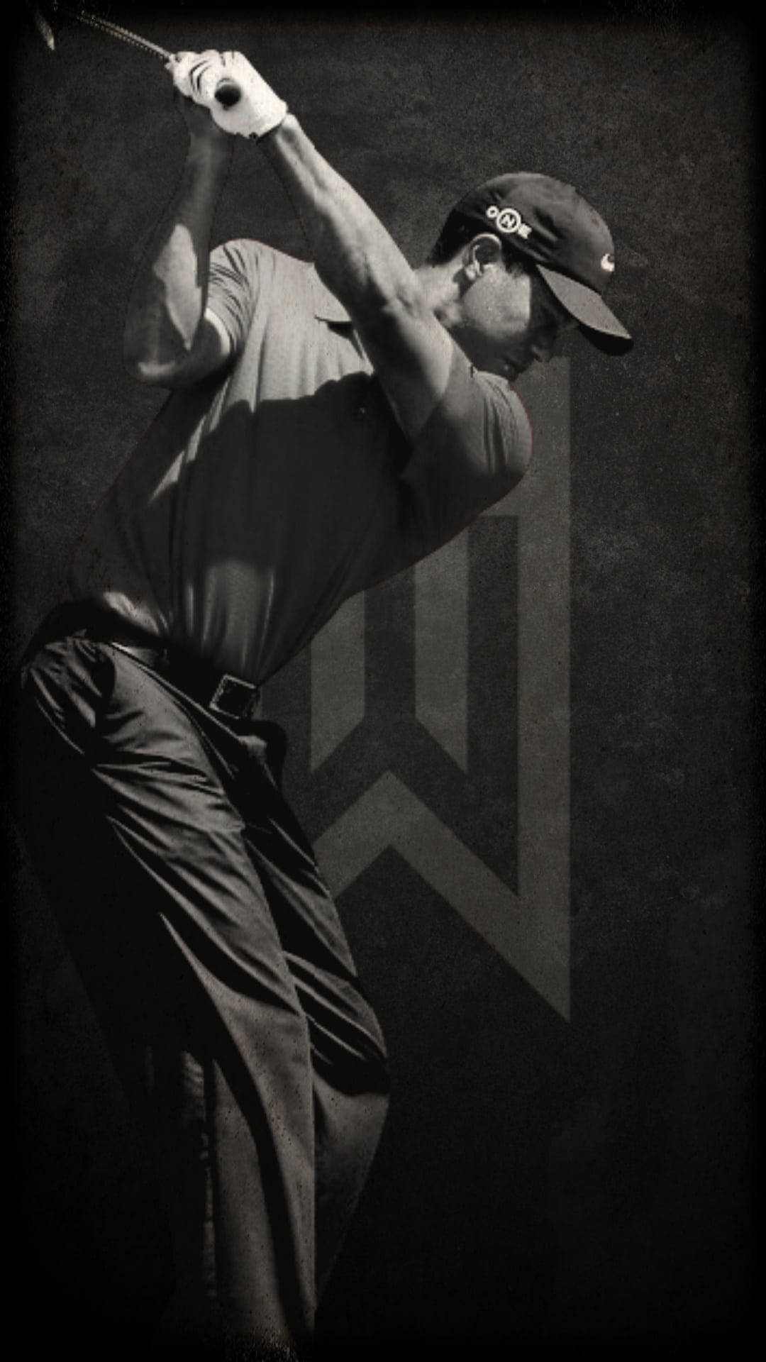 Tiger Woods 暗色標誌藝術 壁紙 — 一名高爾夫球手在揮桿中途被捕捉，呈現戲劇性的黑白效果，帶有強烈陰影和紋理背景。