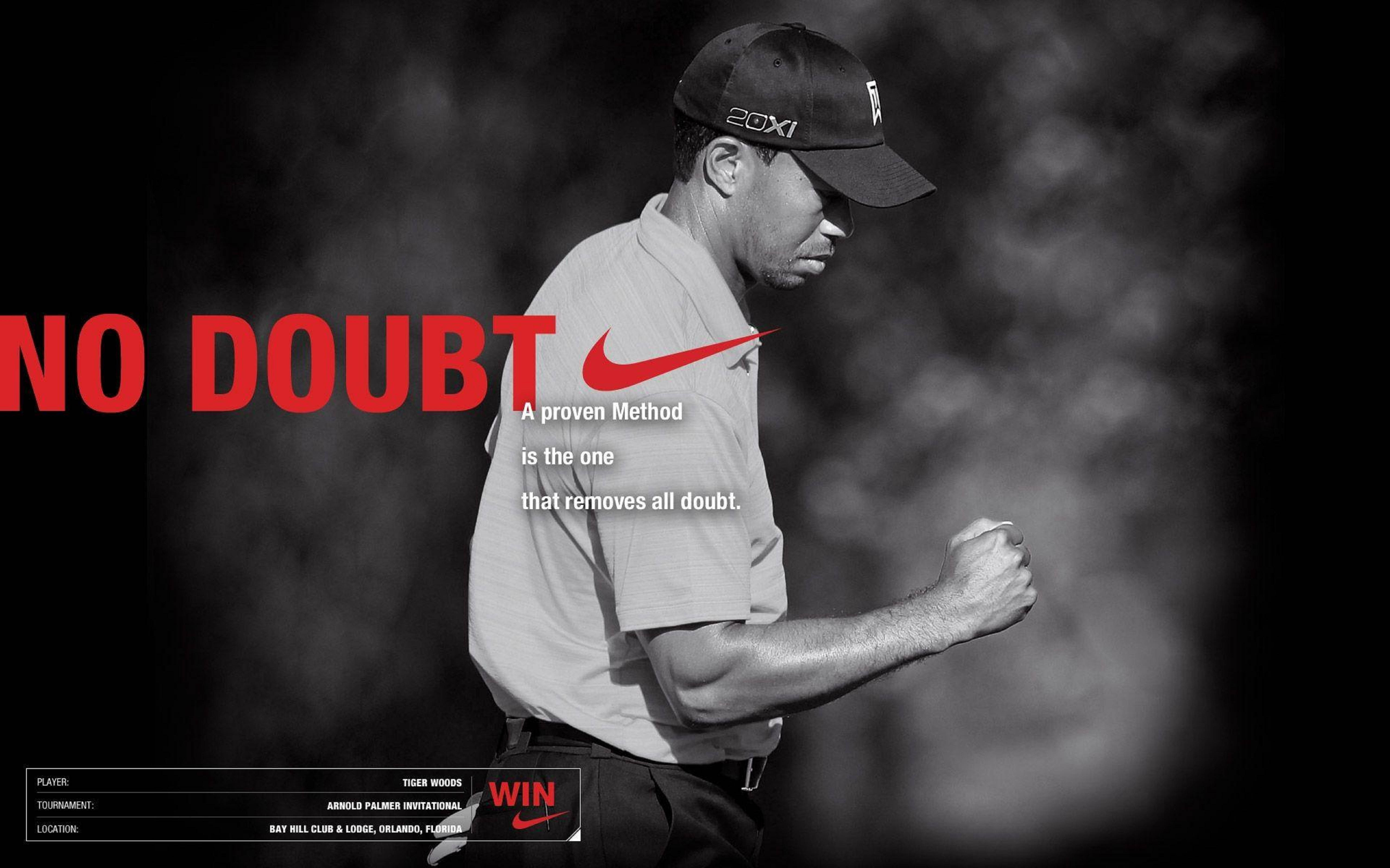 Tiger Woods 無疑信念 壁紙 — 老虎活士以黑白影像搭配紅色Nike品牌標誌，在煙霧繚繞的背景中握緊拳頭，並以粗體文字宣告「NO DOUBT」。