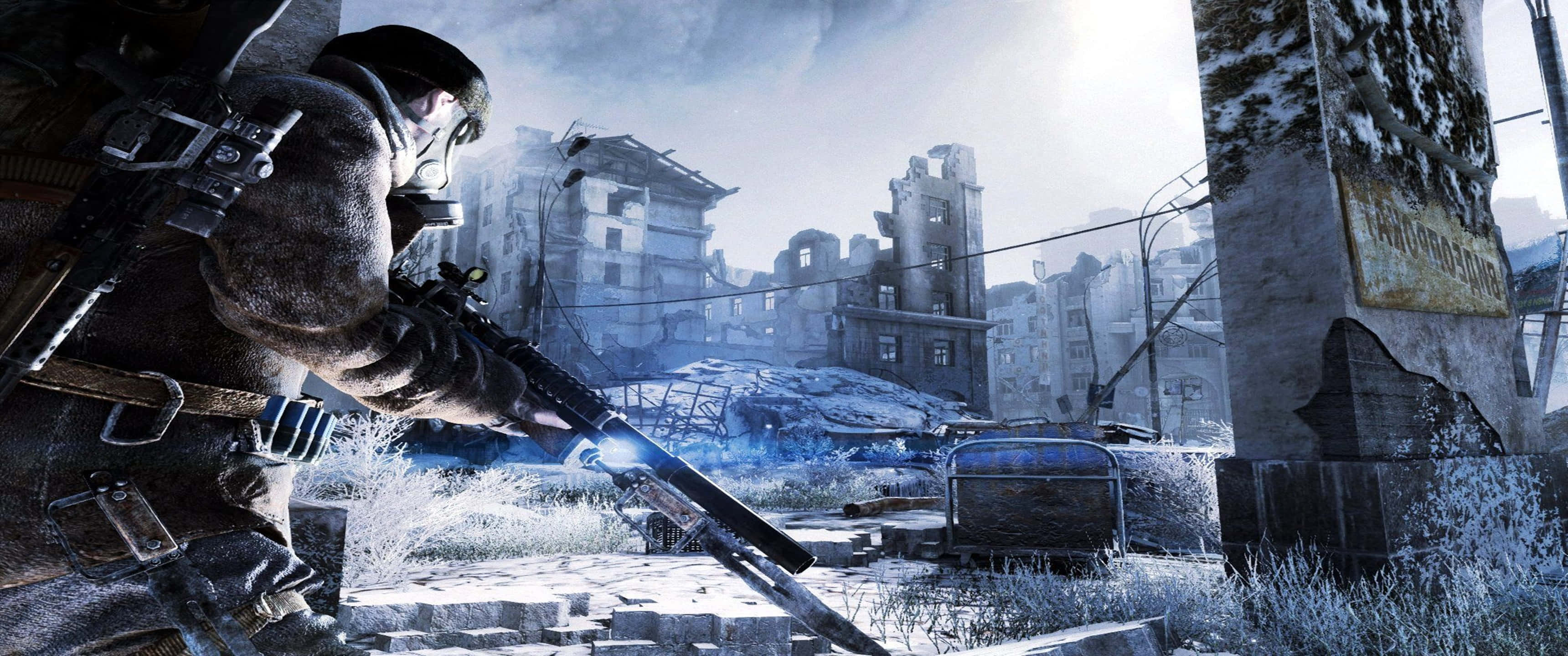 「Tikhar」與「Helsing」武器《Metro Exodus》3440x1440p 背景 壁紙 — 一名身穿冬季裝備的士兵在白雪覆蓋的廢墟城市景觀中蹲下，手持發光的步槍，天空蒼白。