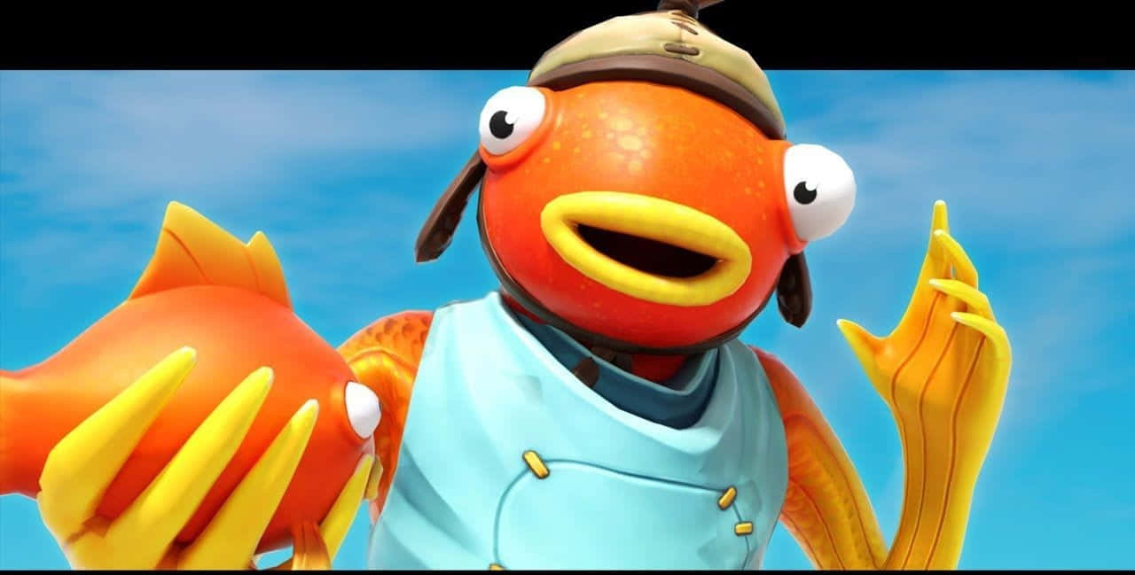 Tiko手握小魚 壁紙 — 一個戴著帽子和背心的開心卡通魚角色，在明亮的藍天下抱著另一條魚。