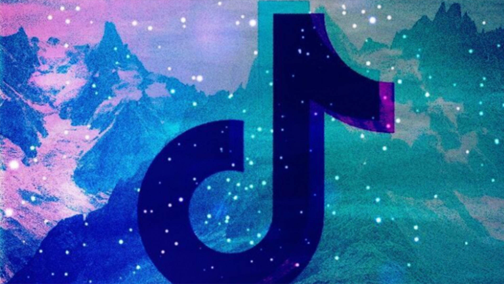 紫綠色復古TikTok標誌 壁紙 — 一個發光的TikTok標誌漂浮在星空的群山之上，以鮮豔的紫色和藍色繪製。