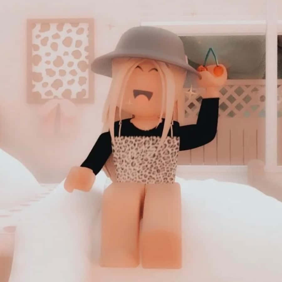 TikTok Roblox 個人頭像 壁紙 — 一個開心的Roblox頭像，金髮，戴灰色帽子，坐在毛茸茸的白色表面上，在粉紅色房間裡拿著櫻桃。