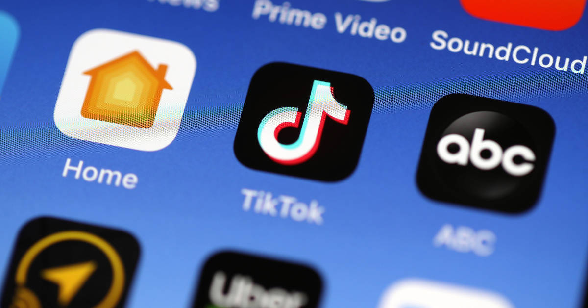 帶有 TikTok 和 ABC 等應用圖標的智能手機主屏幕。