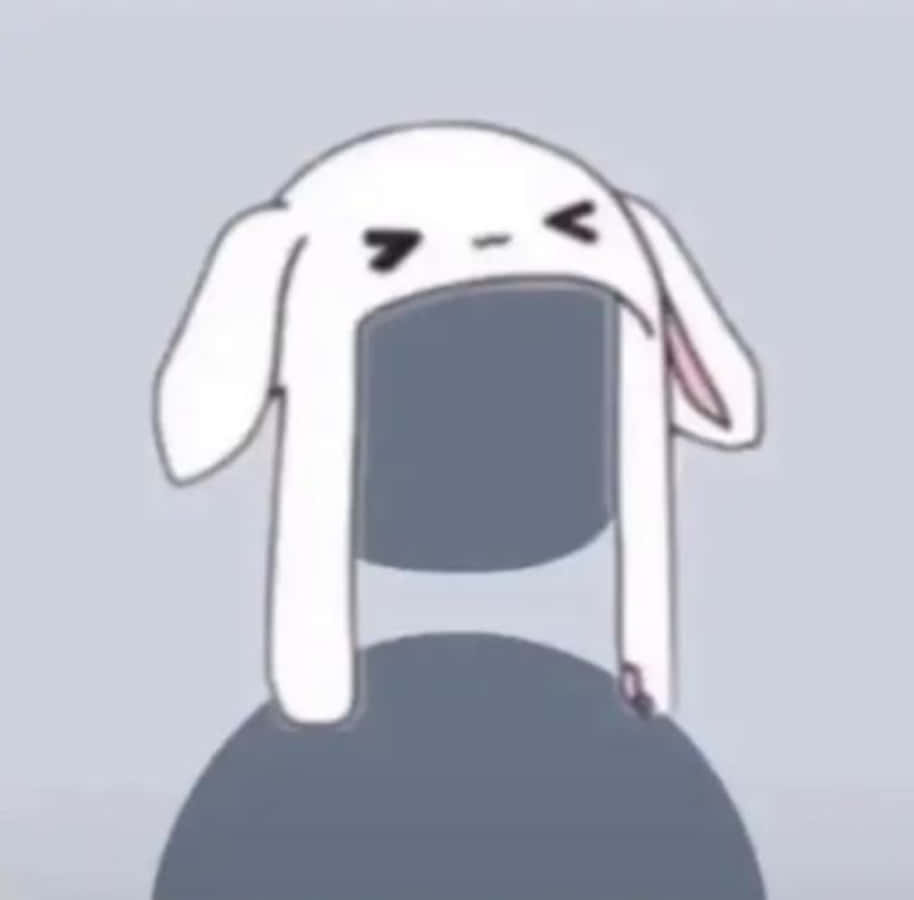 一隻表情不悅的卡通兔，長耳朵，坐在灰色球體上。