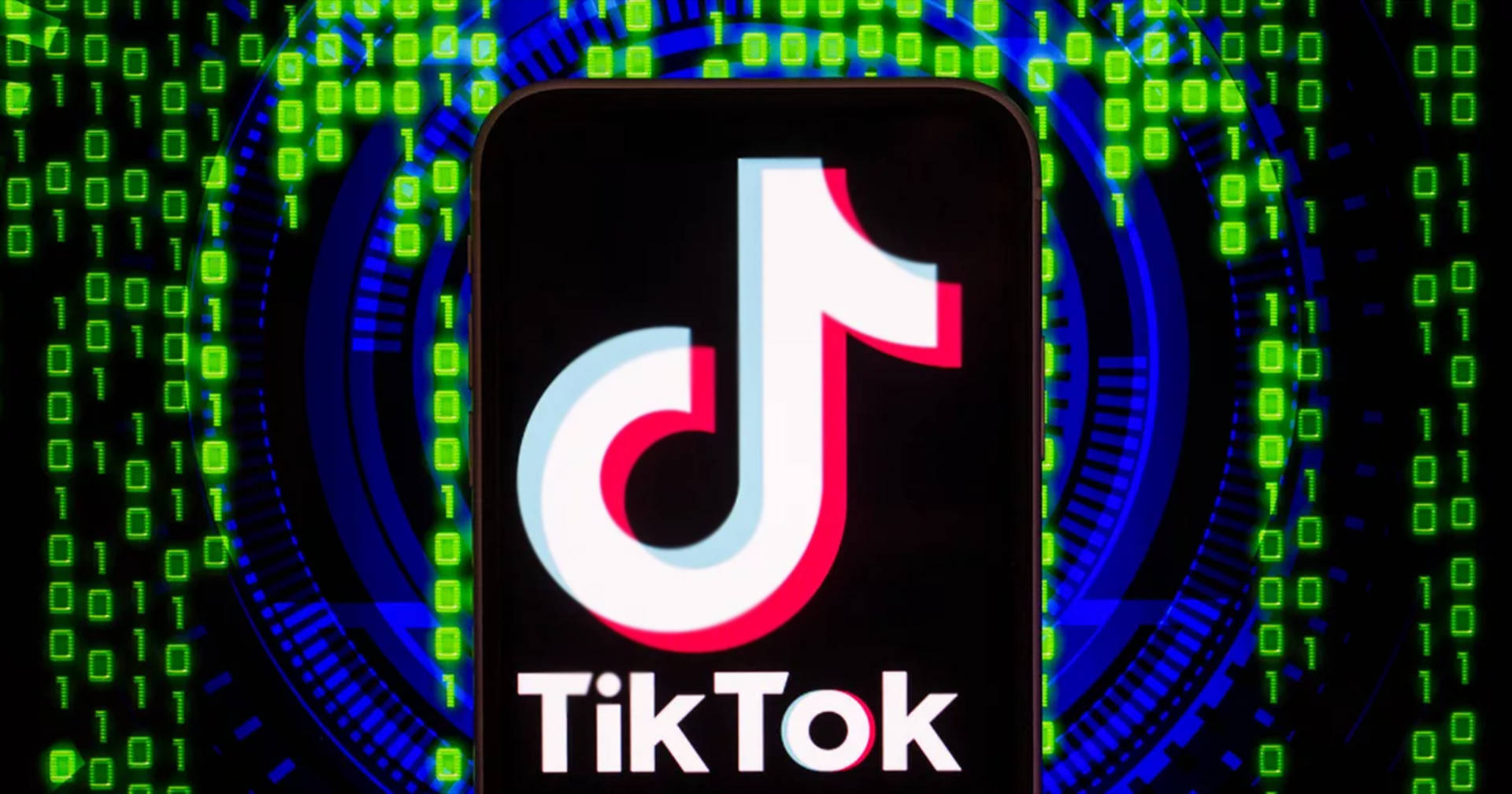 智能手機顯示TikTok應用程式圖標，帶有數位二進制代碼背景。