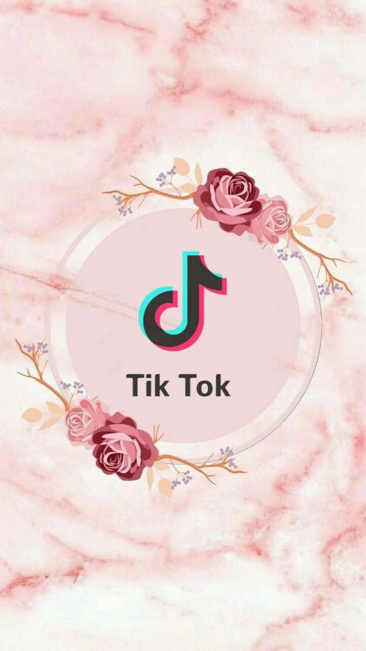 TikTok 標誌被粉紅色玫瑰環繞在雲石背景上。