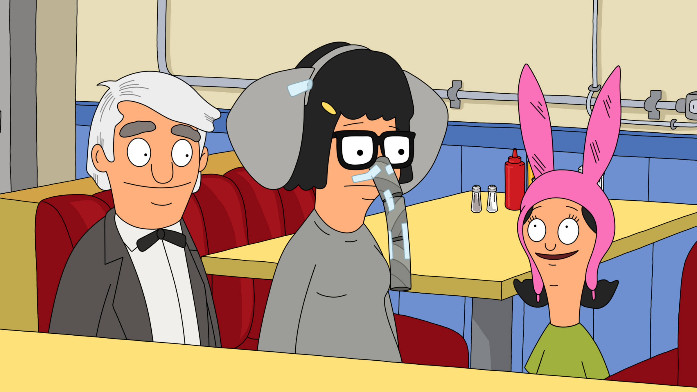 Tina Belcher 身穿大象服裝 壁紙 — 三個動畫角色坐在一間有紅色座位和黃色桌子的餐廳卡座中，一個戴着兔耳，另一個戴着耳機，嘴裏含着一根管子。