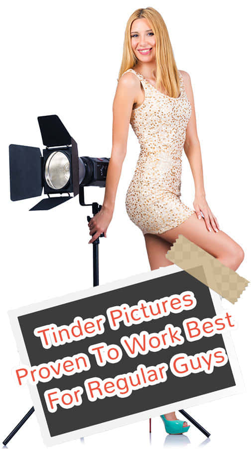 身穿閃亮金色連衣裙的女性與攝影棚燈光和Tinder建議標語牌合影。