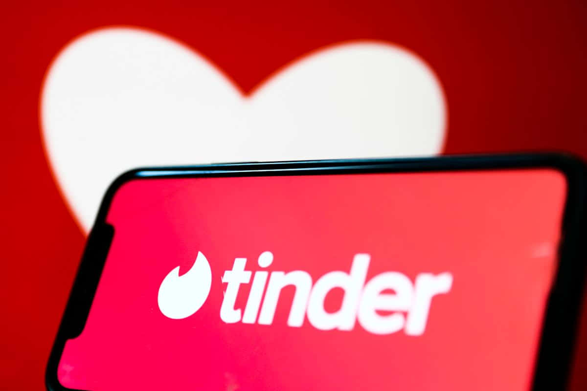 智能手機顯示Tinder應用程式標誌，帶有心形背景