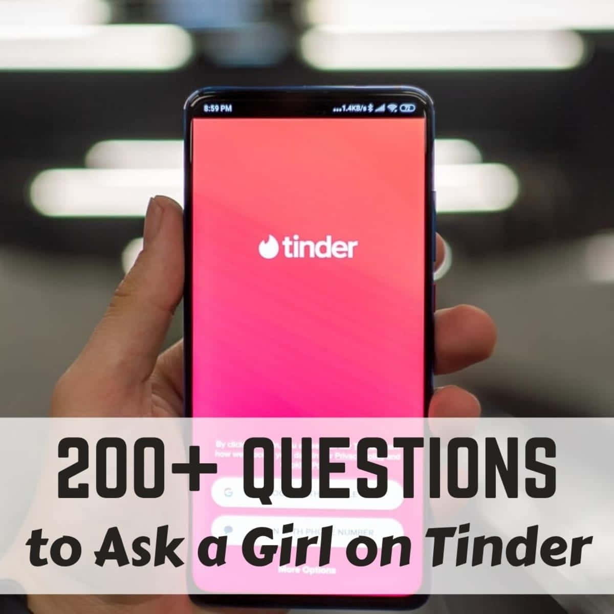 手拿著手機，顯示Tinder應用程式及有關約會問題的文字覆蓋。