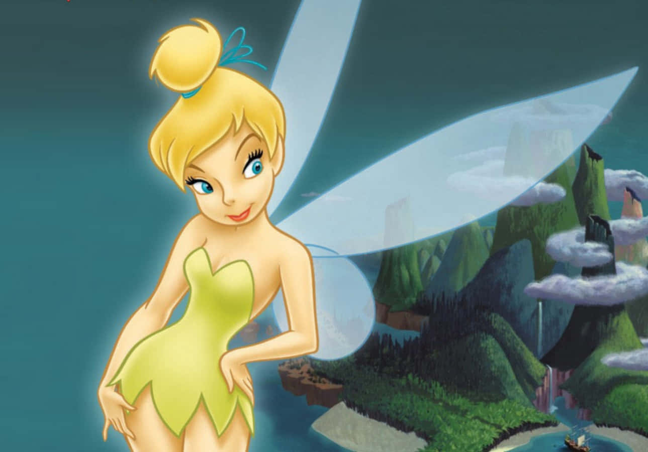 享受小叮噹的魔法 壁紙 — Tinker Bell 穿著綠色裙子，閃耀著翅膀，在神秘森林背景下燦爛微笑。