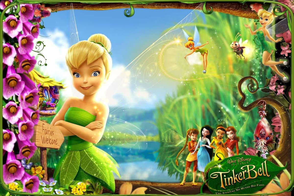 奇妙仙子 桌布 壁紙 — Tinker Bell 同仙子喺一個充滿活力嘅魔法森林入面發光，周圍有紫色花同一個寫住 'Fairies Welcome' 嘅牌。