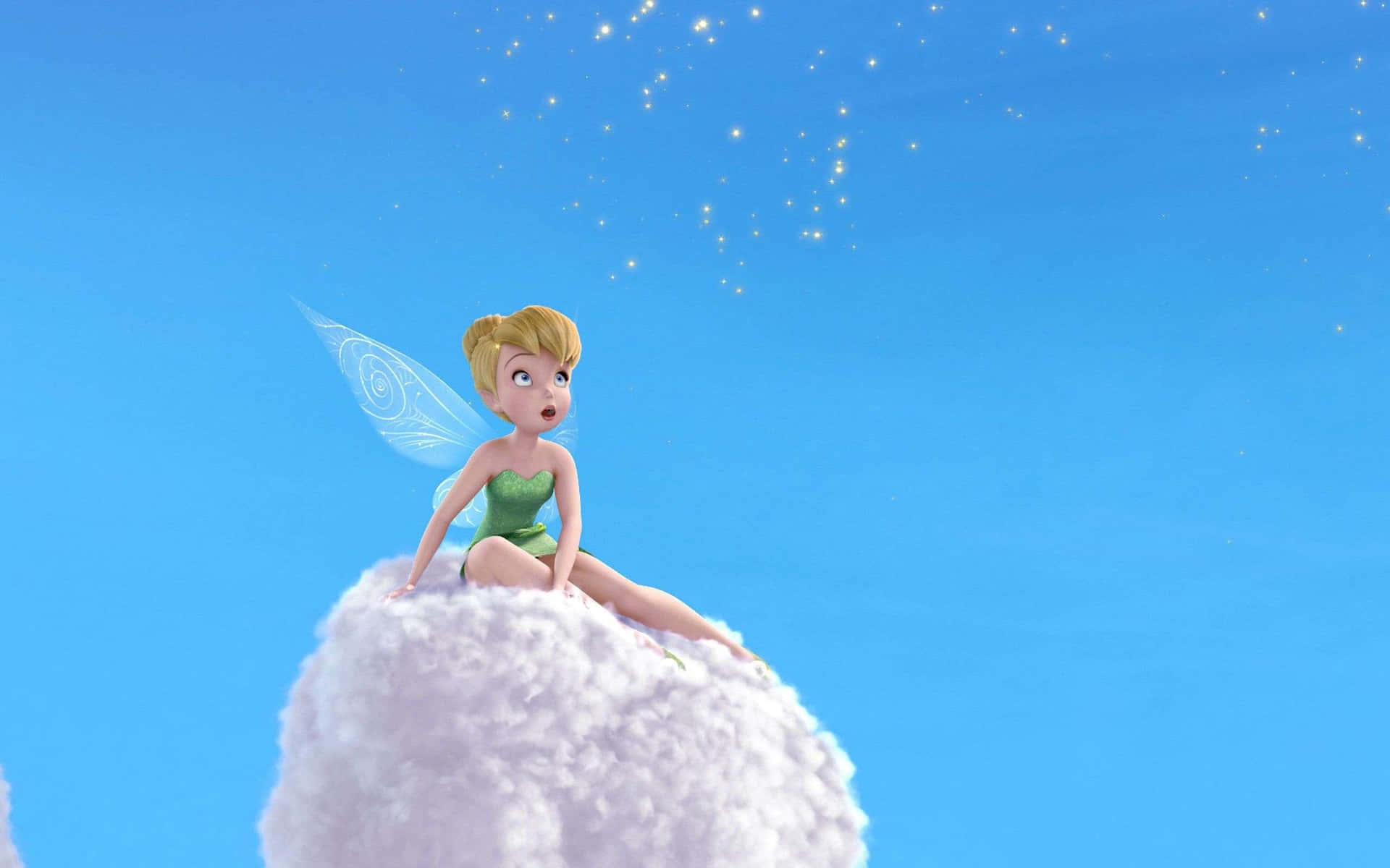 Tinker Bell 坐在雲上，藍天中閃爍著光芒 — 奇妙仙子 GIF 壁紙