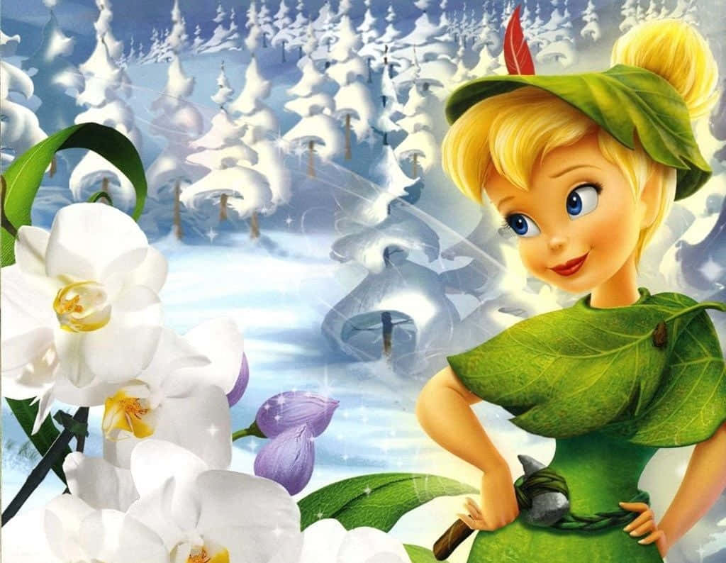 Tinker Bell 身穿葉子服裝，在雪地森林中微笑地站在白色蘭花旁。 — 奇妙仙子 GIF 壁紙