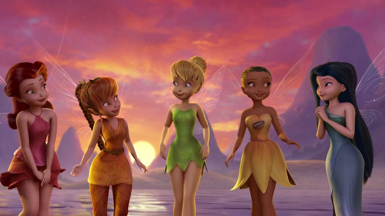 tinkerbell 與女孩精靈們 壁紙 — 五位動畫仙子穿著色彩繽紛的裙子，在燦爛的日落天空下站在一起，翅膀閃閃發光。