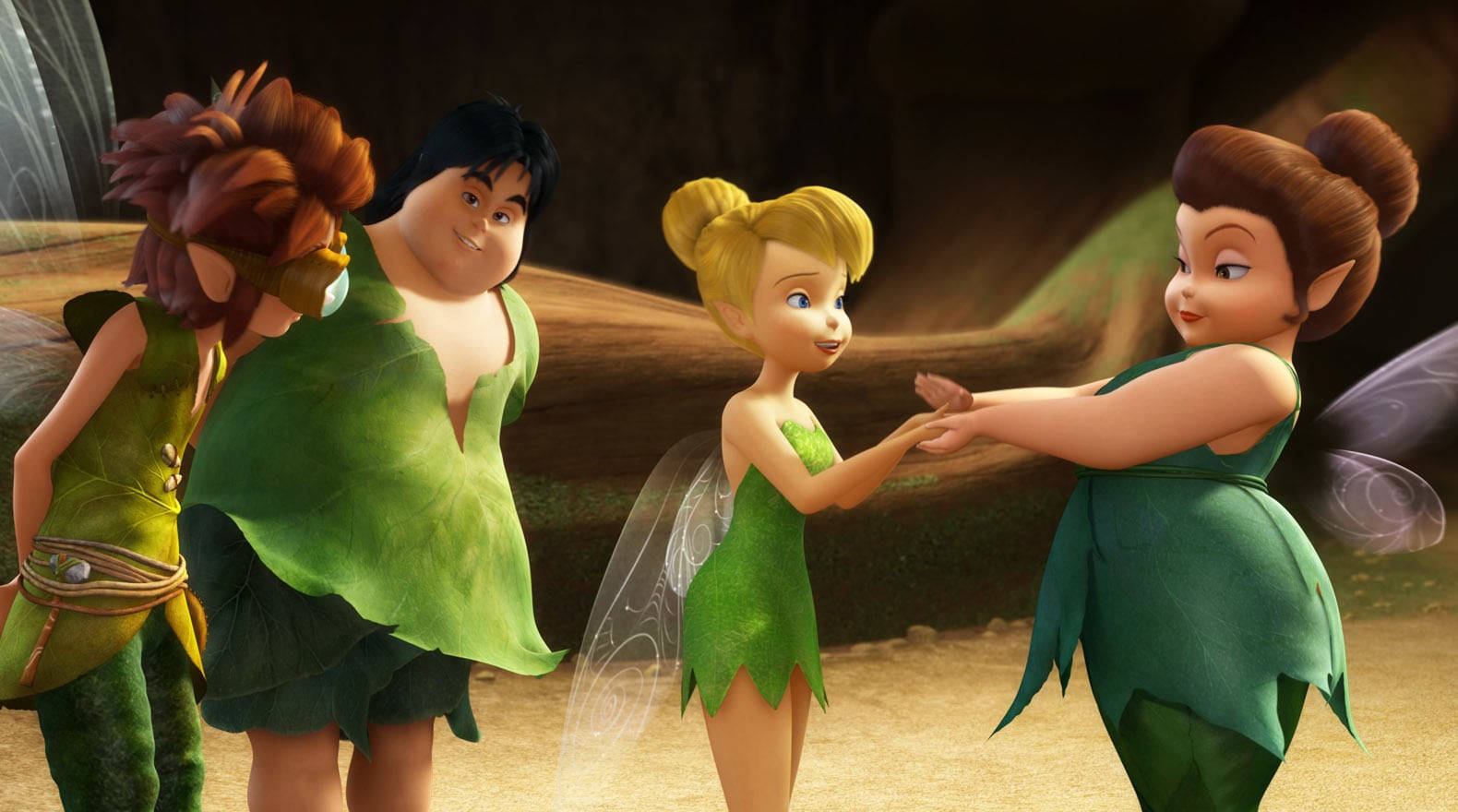 tinkerbell 與精靈 Mary 同框 壁紙 — 四個動畫小仙子穿著綠色樹葉服裝，在陽光明媚的森林空地中溫馨互動。
