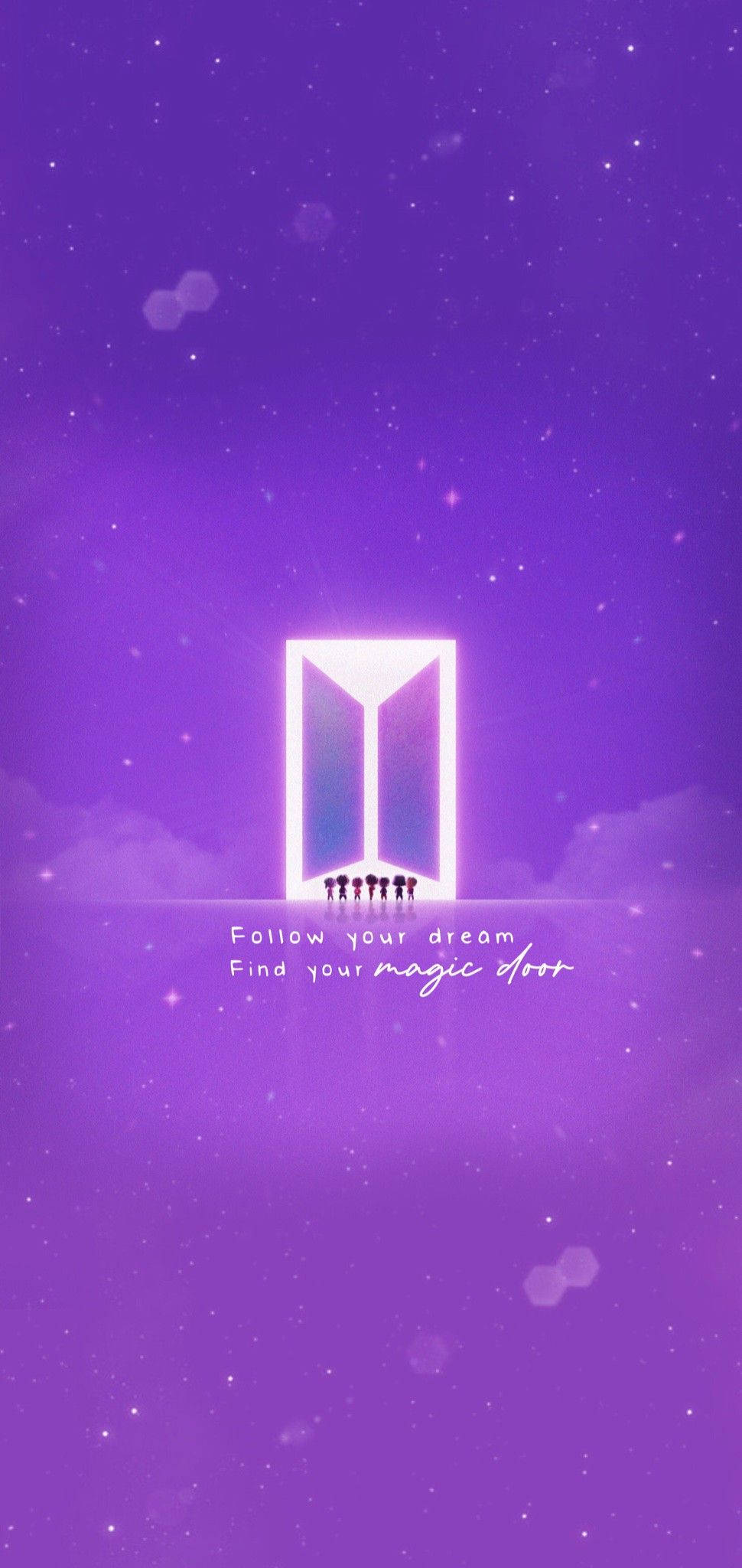 Tiny Tan BTS 標誌與剪影 壁紙 — 一扇發光的白色門漂浮在滿是星星的紫色天空中，小人物站在它面前，下方有鼓舞人心的文字。