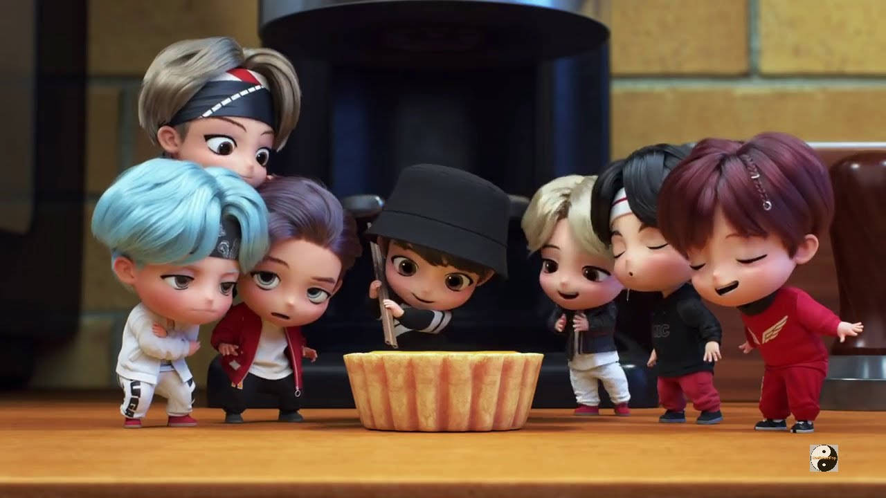 Tiny Tan BTS 分享紙杯蛋糕 壁紙 — Chibi 動漫角色聚集在舒適房間的木桌上的一個巨大蛋糕周圍。