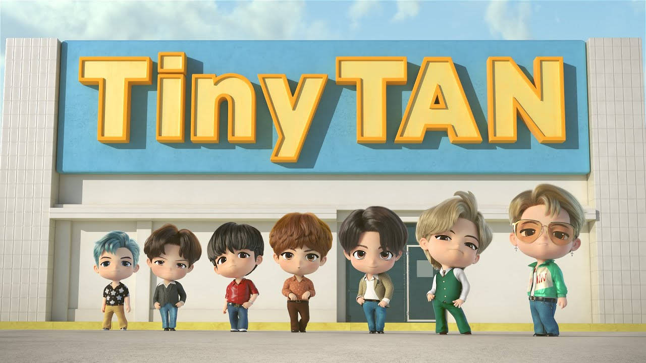 Tiny Tan BTS 建築物 壁紙 — 七個Q版風格動畫角色站在一棟建築物前，建築物上有大型「Tiny TAN」標誌，背景是明亮的藍天。