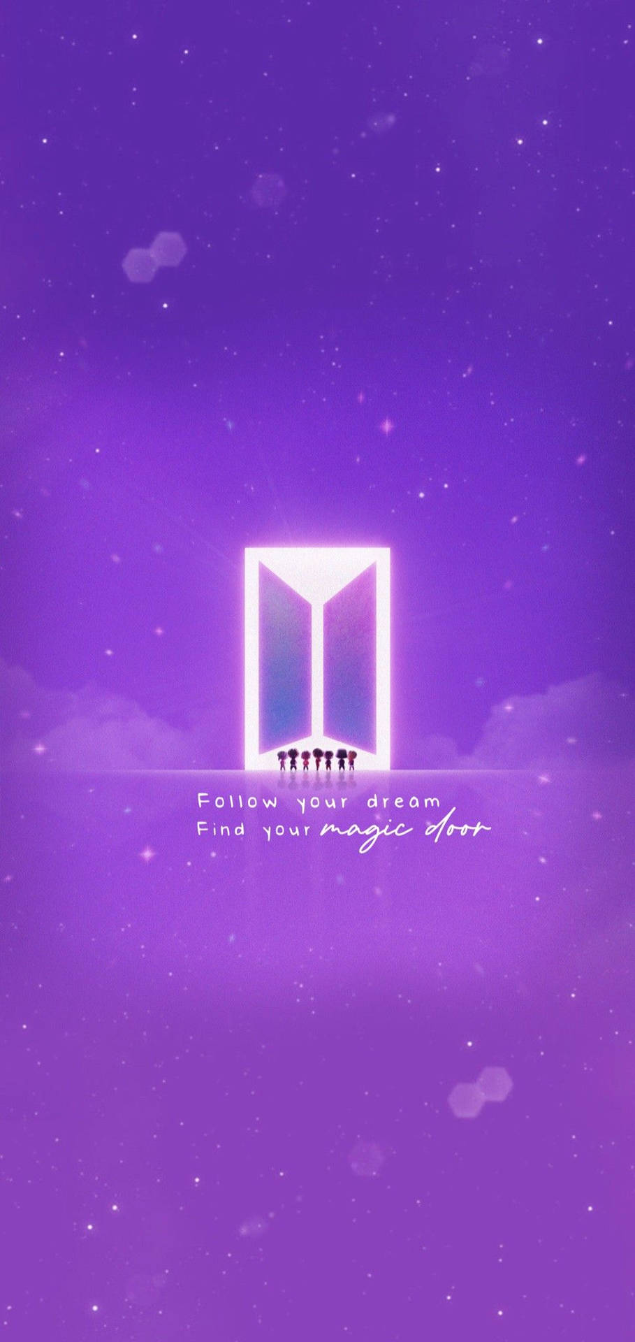 Tiny Tan BTS 標誌與剪影 壁紙 — 一扇發光的白色門漂浮在滿是星星的紫色天空中，小人物站在它面前，下方有鼓舞人心的文字。