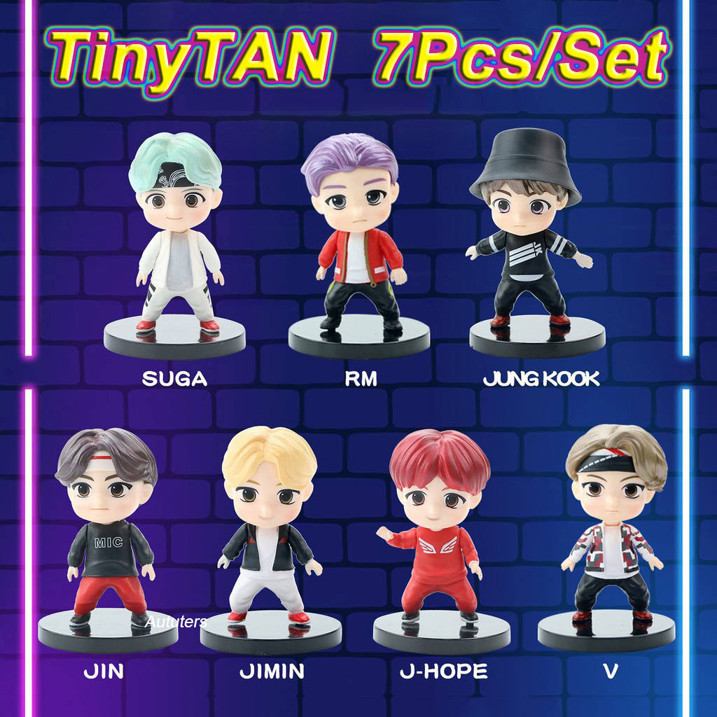 Tiny Tan BTS 藍色背景玩偶組 壁紙 — 七個Q版BTS公仔站在黑色底座上，背景是發光的霓虹磚牆。
