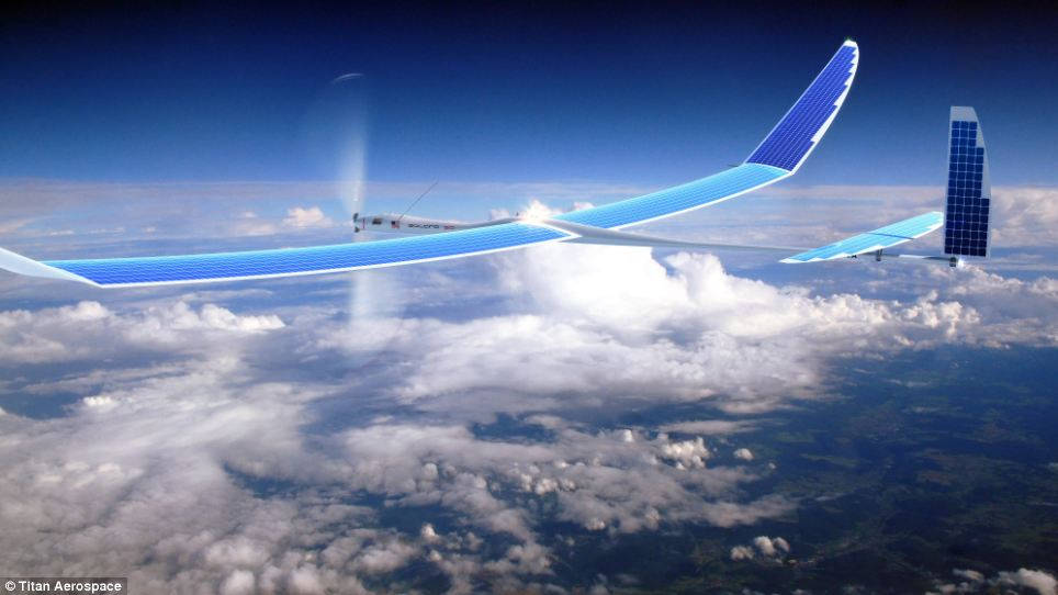 Titan Aerospace 無人機 壁紙 — 一架太陽能飛機在藍天和綠色地球之上的蓬鬆白雲上方滑翔。