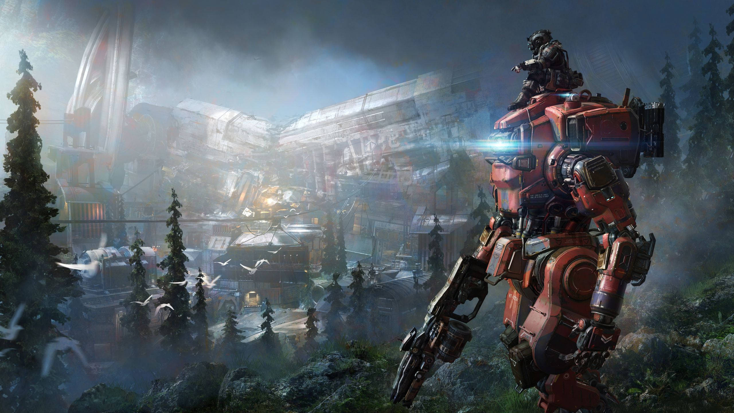 駕駛「君主」泰坦，與隊友並肩作戰 — 《Titanfall 2》 壁紙 — 一個高大的紅色機甲站在霧氣瀰漫的森林中，俯瞰著一個廢棄的未來城市景觀，其中有飛行車輛。