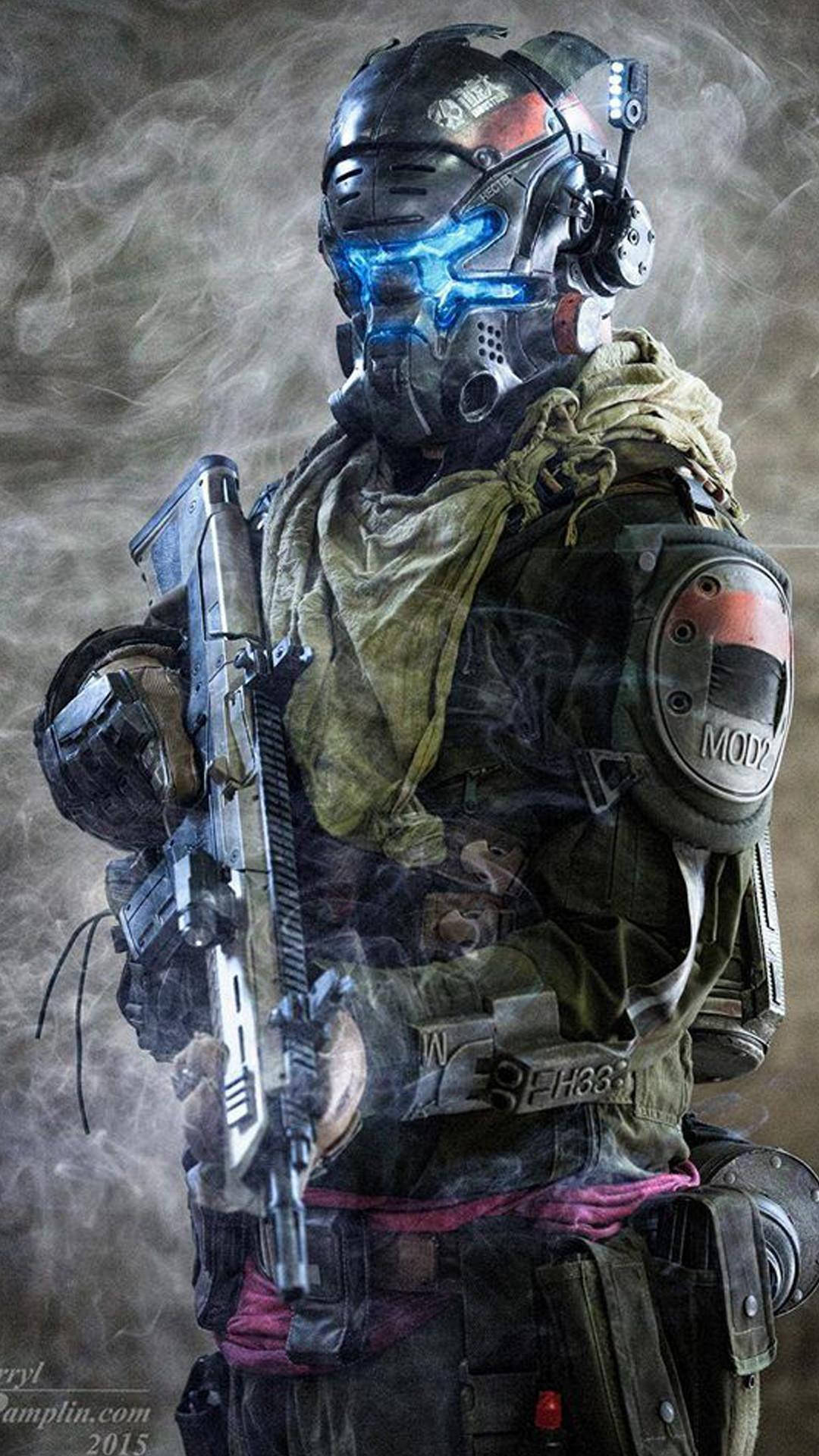 Titanfall 士兵手機壁紙 壁紙 — 一名身穿重型裝甲、帶有發光藍色護目鏡的未來士兵，站在旋轉的煙霧中，手持步槍。