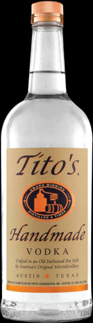 Tito's 手工伏特加酒瓶 壁紙 — 一個透明玻璃瓶的Tito's Handmade Vodka，帶有棕褐色標籤和銅色瓶蓋，立在黑色背景前。