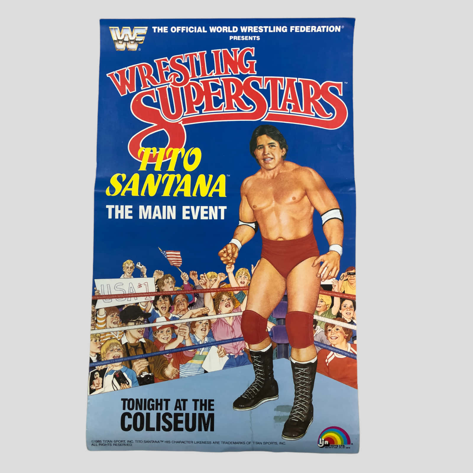 Tito Santana 1986 WWF LJN 摔角超級明星系列 3 壁紙 — 復古WWE摔角海報，Tito Santana身穿紅色緊身褲站在擂台上，周圍有歡呼的粉絲。