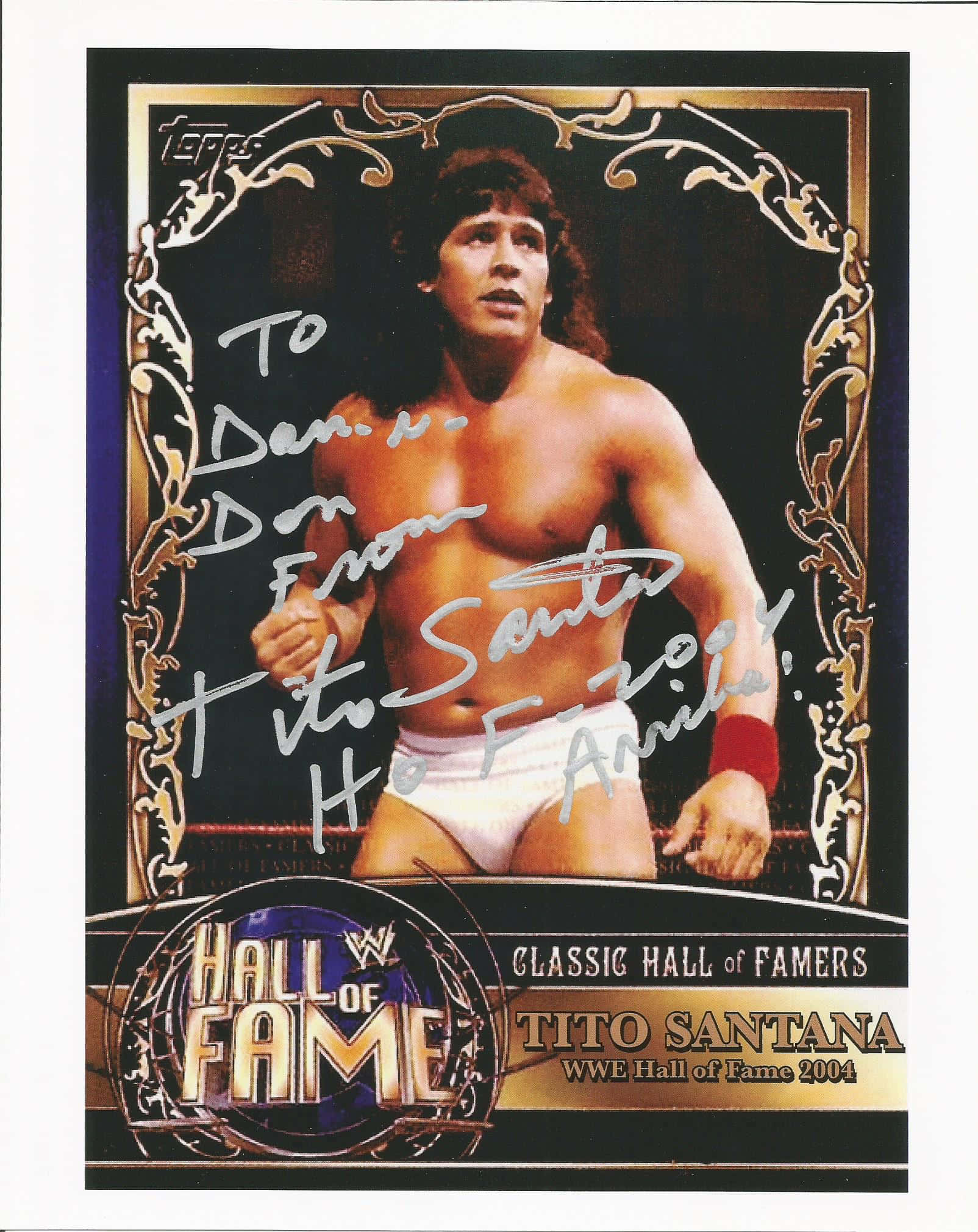 Tito Santana WWE名人堂2004 壁紙 — 一張簽名嘅WWE名人堂交易卡，展示摔角手Tito Santana穿著白色緊身褲，背景係深色華麗嘅圖案。