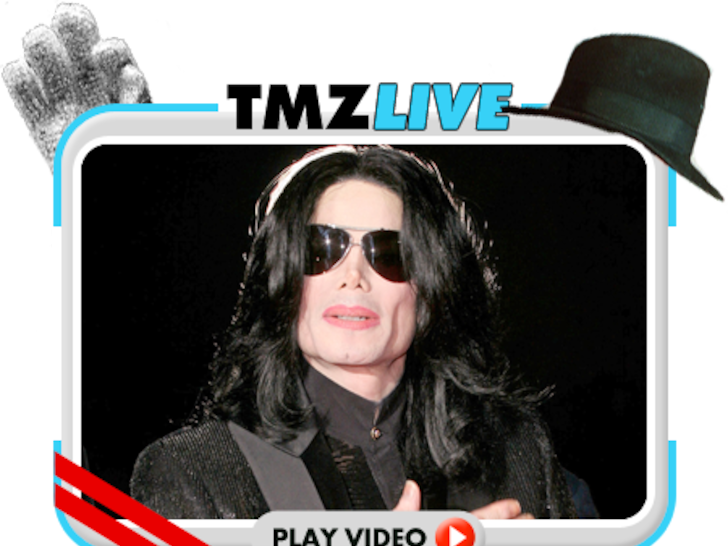 邁克爾·傑克森 TMZ Live 帶播放按鈕的畫面 壁紙 — 米高積遜戴上太陽眼鏡及黑色服裝，被TMZ Live圖形、高帽和手套框住。