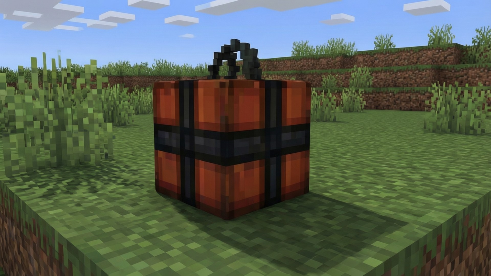 在 Minecraft 遊戲世界中，一個帶有黑色帶子的橙色南瓜坐在草地上。