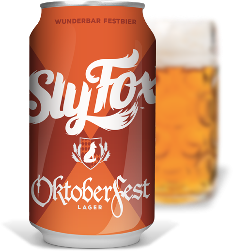 奧克toberfest拉格啤酒罐與玻璃杯 壁紙 — 一個鮮橙色的Sly Fox Oktoberfest Lager啤酒罐，旁邊放著一杯泡沫豐富的金黃色啤酒，背景是潔淨的白色。
