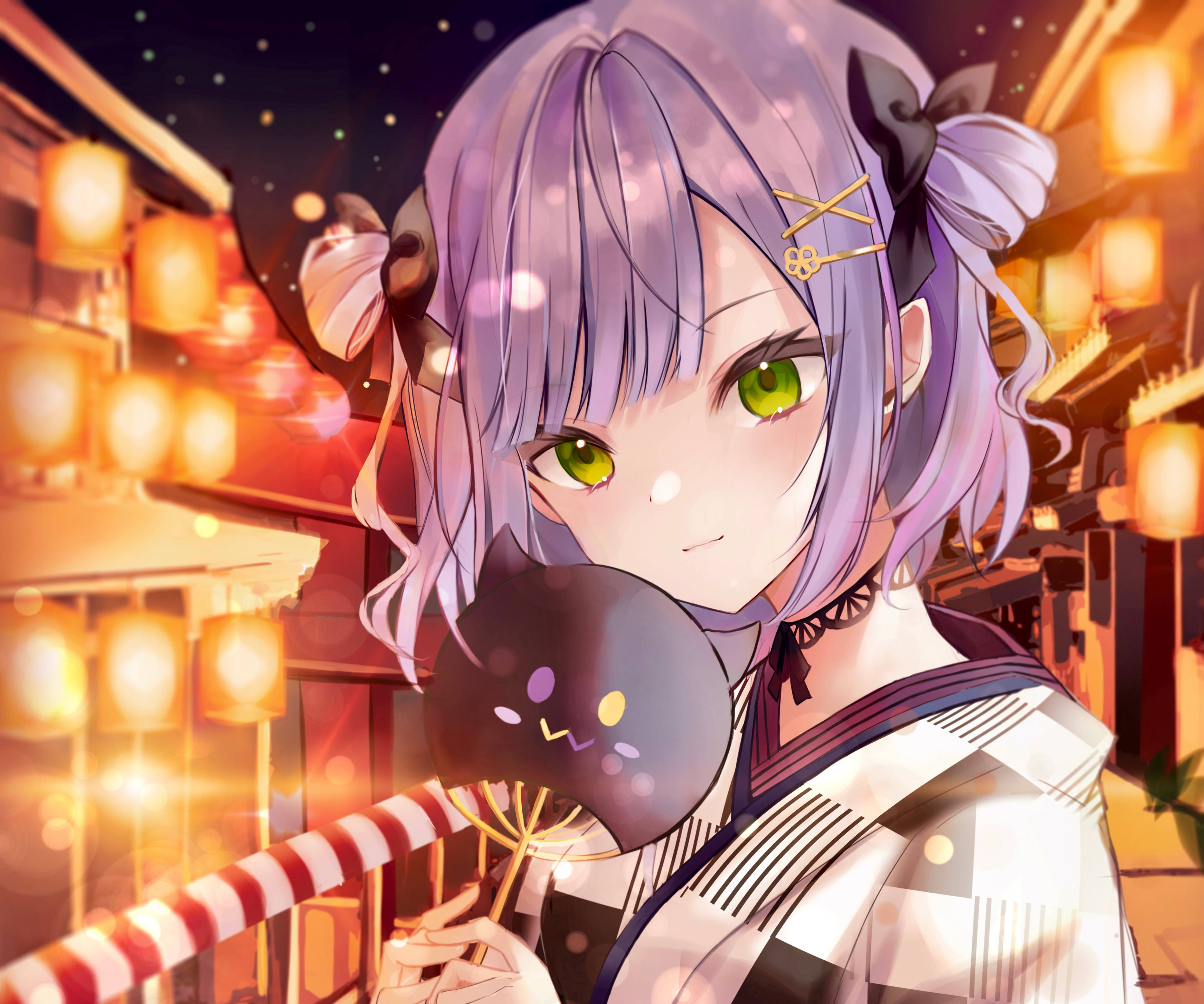 短髮 Tokoyami Towa Hololive 壁紙 — 一位紫髮綠眼的動漫女孩在夜晚發光的紙燈籠下拿著一個貓形燈籠。
