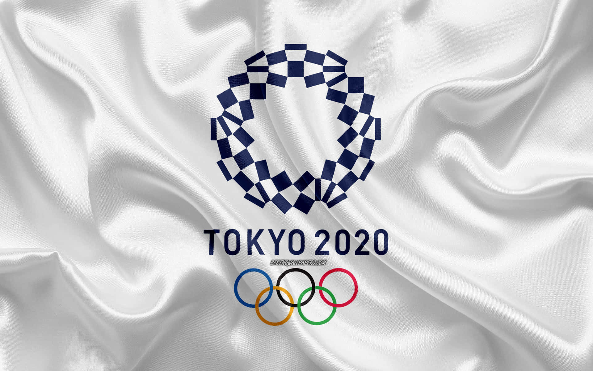 白色緞面布料上的東京2020奧運標誌，下方有五環。