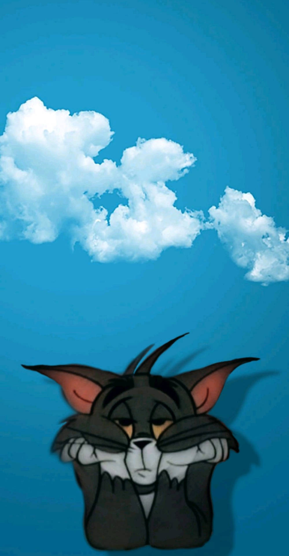卡通貓湯姆雙臂交叉，在藍天白雲下看起來疲倦。