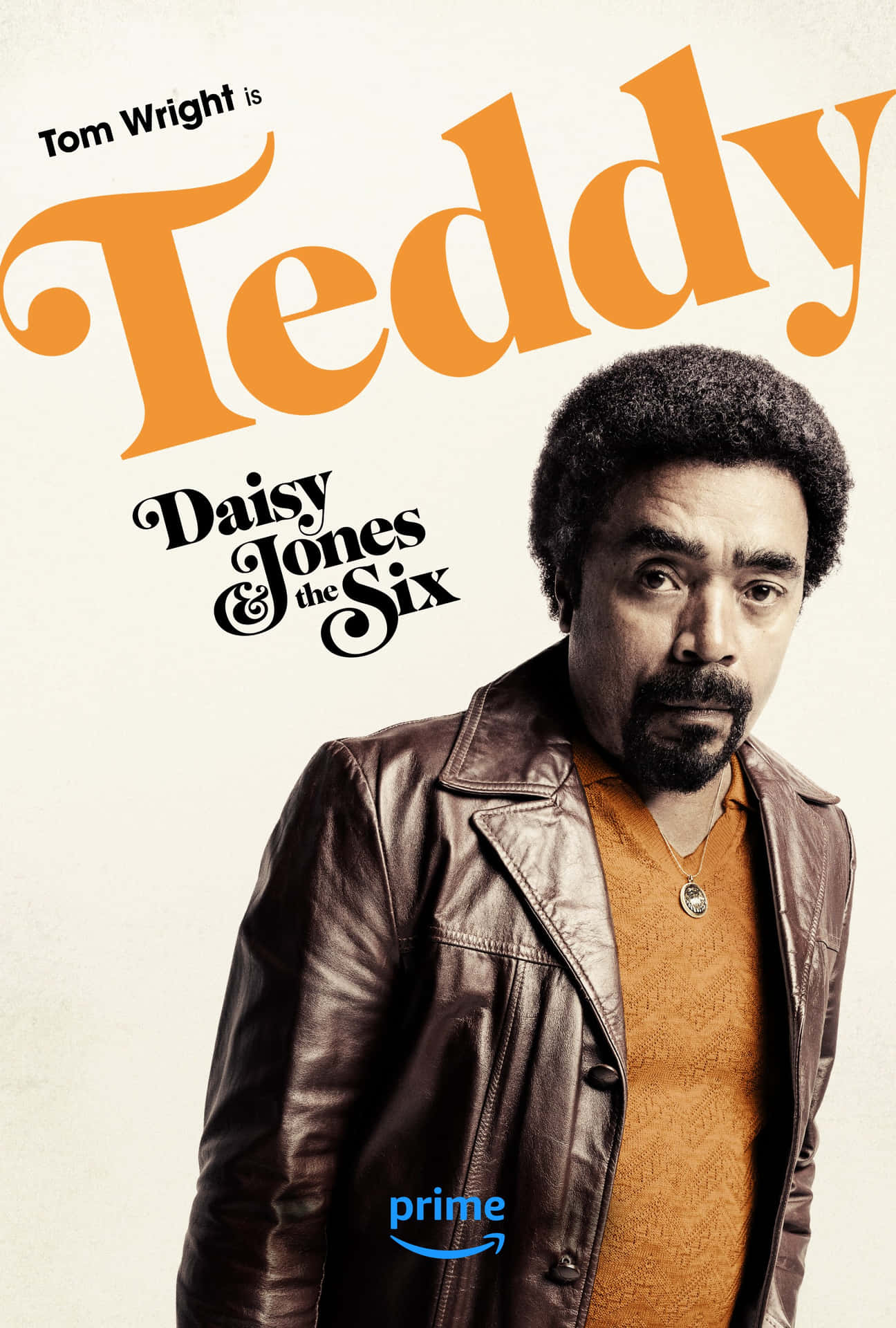  壁紙 — Tom Wright 在《黛西·瓊斯與六人組》海報中飾演 Teddy，身穿棕色皮褸和橙色襯衫，背景為奶油色，配以粗體橙色字體。
