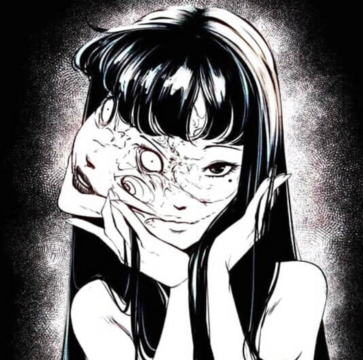 Tomie Kawakami 漫畫頭像 壁紙 — 一個令人毛骨悚然的動漫女孩，半張臉被漩渦狀圖案怪異扭曲，雙手框住她的臉，背景粗糙有紋理。