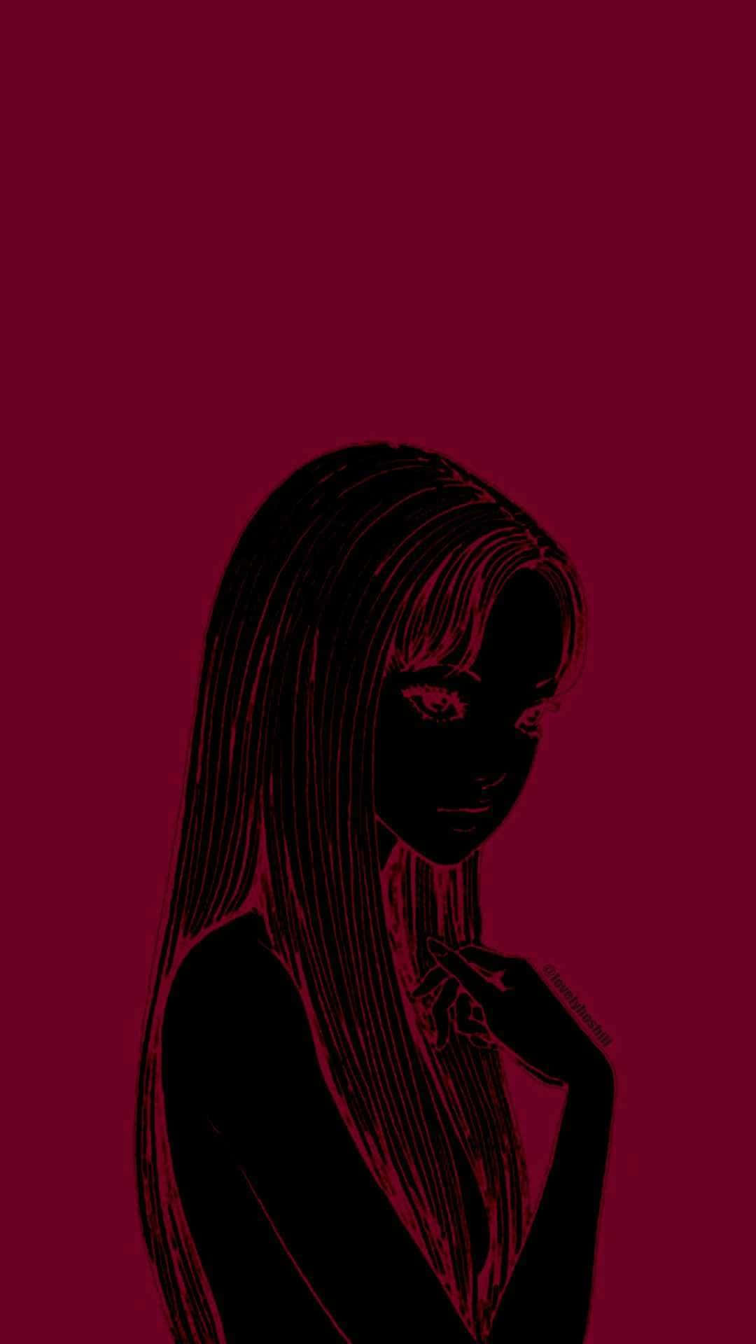 Tomie 的剪影 壁紙 — 一個風格化的女性長髮剪影，背景為深紅色，她的手靠近臉部，呈現沉思姿態。