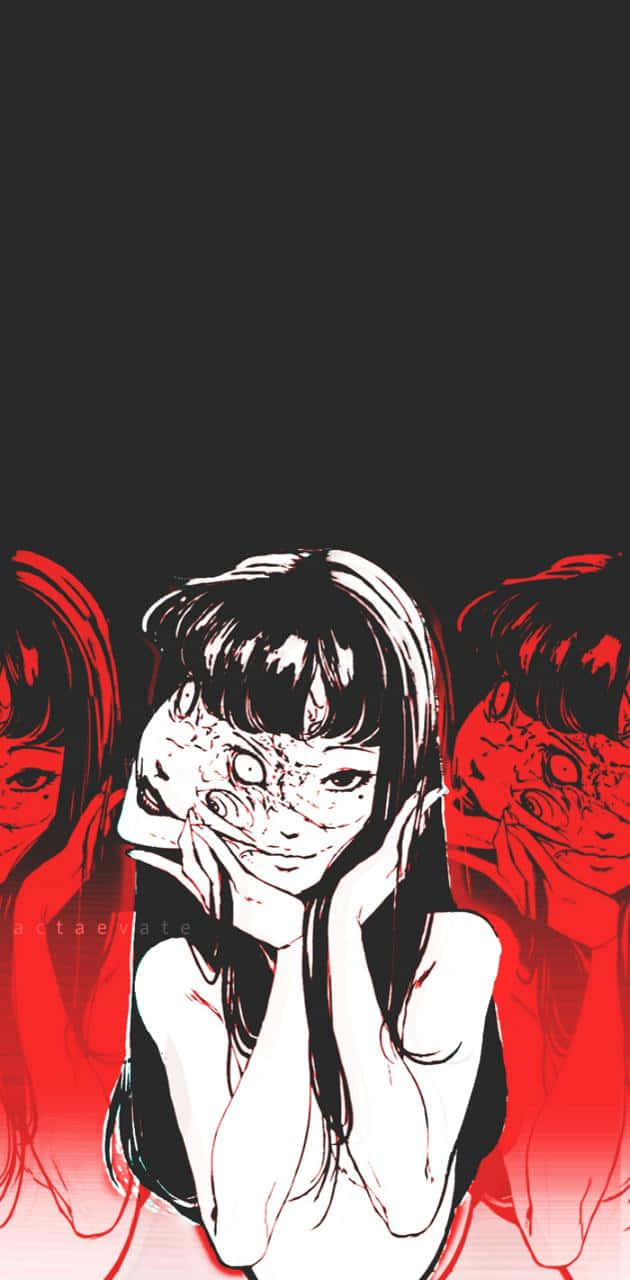 Tomie 雙面形象 壁紙 — 一個風格化的動漫女孩戴著破裂的面具，在黑暗背景前微笑，兩側是紅色的扭曲人物。
