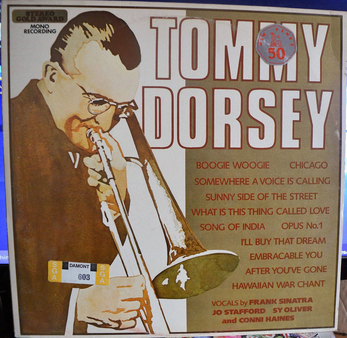 Tommy Dorsey 專輯歌曲曲目表藝術 壁紙 — 復古爵士專輯封面，Tommy Dorsey 演奏長號，搭配粗體字型和溫暖的棕褐色調。