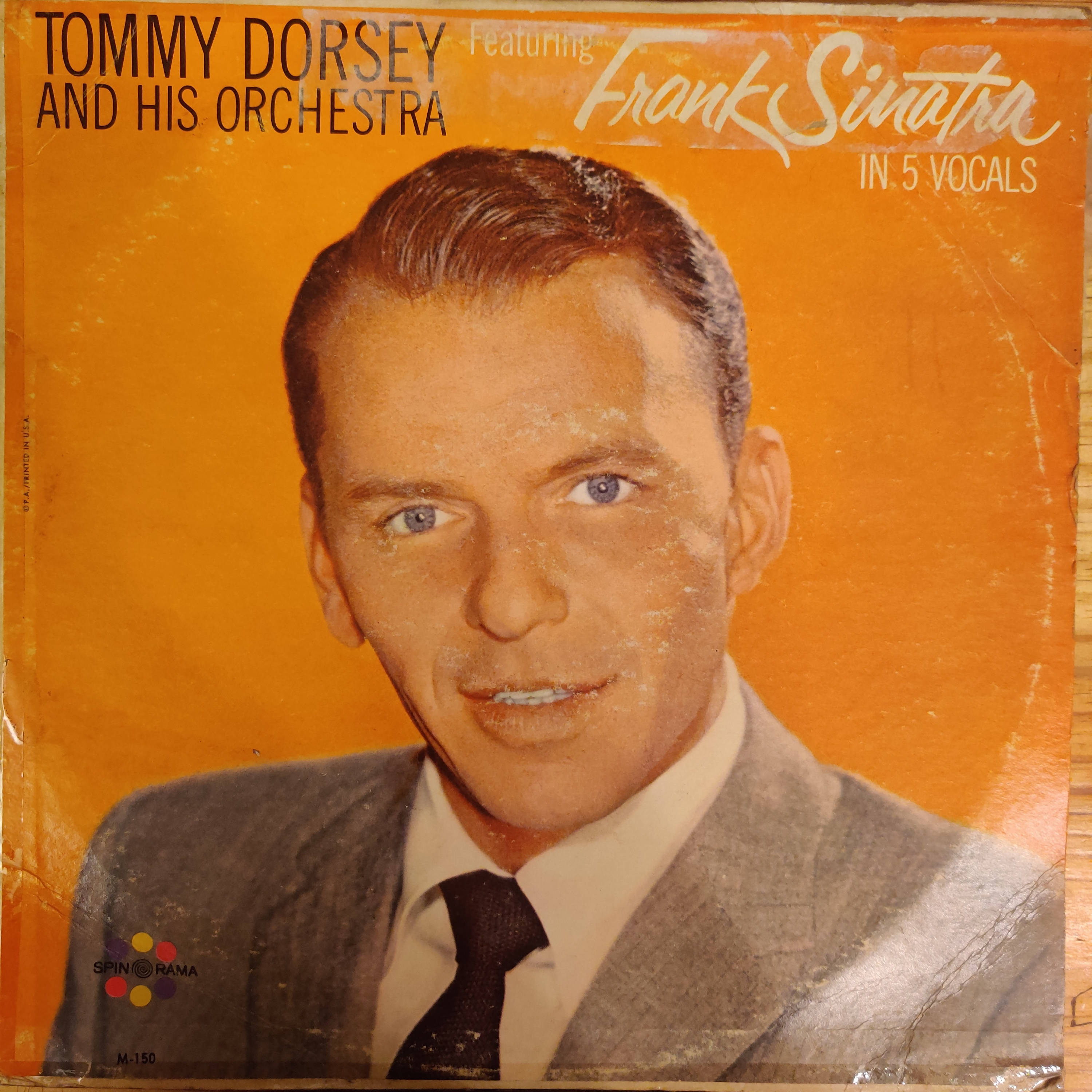 Tommy Dorsey 與他的樂團 Frank Sinatra 專輯封面 壁紙 — 復古黑膠唱片封套，Tommy Dorsey 身穿西裝，背景為溫暖的橙色，帶有明顯的磨損痕跡。